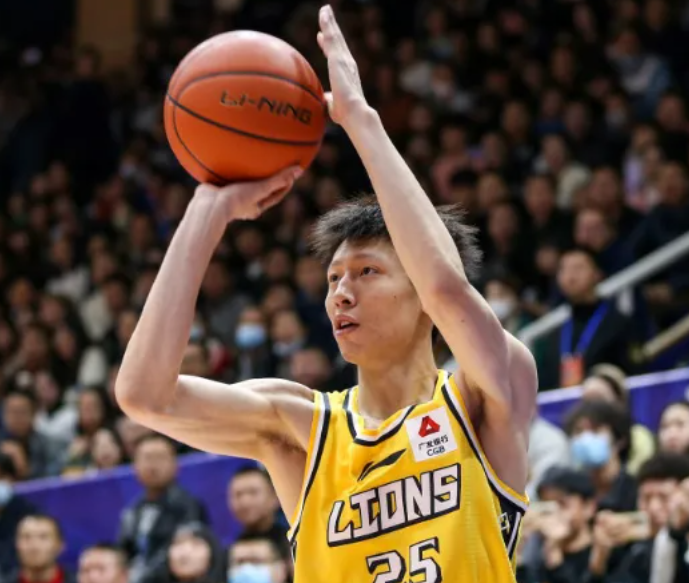 关于转会期里昂调整名单以备CBA季后赛；单刀错失环节打磨；信心回归；细节决定成败的信息