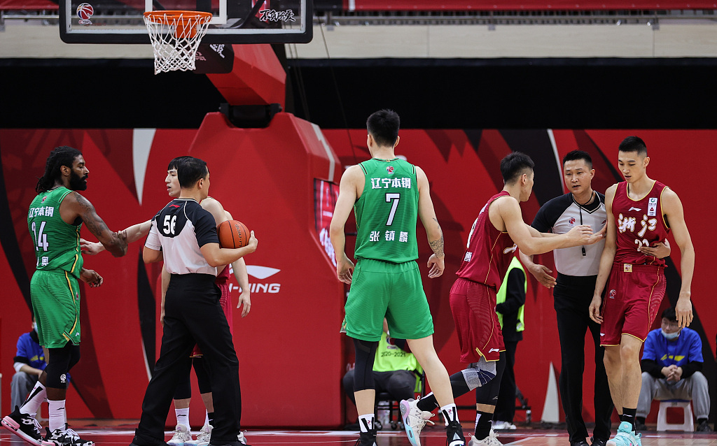  费耶诺德训练开放日，转会期复出首秀引欢呼，葡超在即，纪律约束更严格